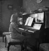 Flicka vid piano