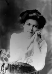 Romantisk portrett av en kvinne i lys overdel.