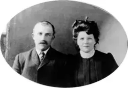 Dobbeltportrett av en mann med bart og en kvinne med mørkt h