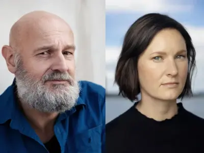 Erlend Loe i blå skjorte og Agnes Ravatn med svart genser