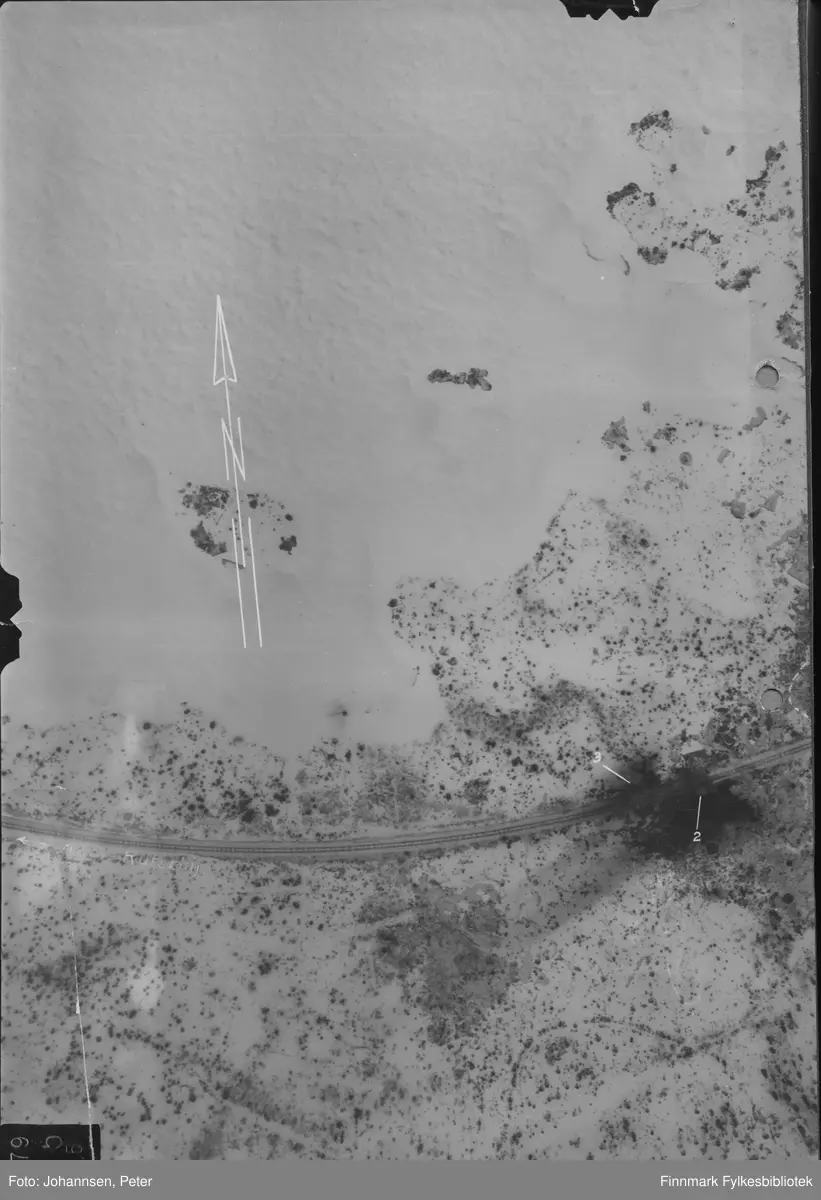 To virkningsfotografier etter bombeangrep mot Murmanskbanen omkring 4,5 km nord for Knjashaja stasjon 28. april 1943 klokken 05:09. Fotografiene er tatt klokken 05:30 fra en Junkers Ju 88D ved 1. skvadron av oppklaringsgruppe 124, detasjement Lappland (1.(F)/124 Kette Lappland). Fotograf: Observatør stabssersjant Peter Johannsen. Film 105/43, foto nr. 005 og 006. Fotoevaluering er klistret på baksiden av fotografiet.