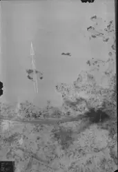 To virkningsfotografier etter bombeangrep mot Murmanskbanen 