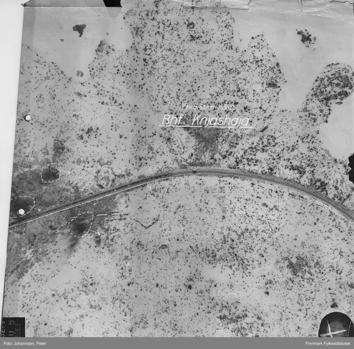 To virkningsfotografier etter bombeangrep mot Murmanskbanen omkring 4,5 km nord for Knjashaja stasjon 28. april 1943 klokken 05:09. Fotografiene er tatt klokken 05:30 fra en Junkers Ju 88D ved 1. skvadron av oppklaringsgruppe 124, detasjement Lappland (1.(F)/124 Kette Lappland). Fotograf: Observatør stabssersjant Peter Johannsen. Film 105/43, foto nr. 005 og 006. Fotoevaluering er klistret på baksiden av fotografiet.
