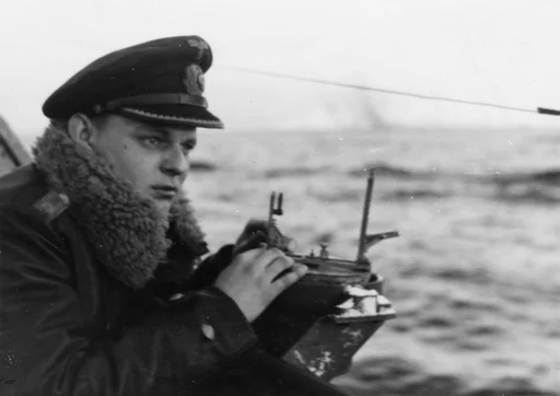 Fartøysjef løytnant Seidel ved kompasset ombord på motorminesveiperen "R 156" ved 7. motorminesveiperflotilje.