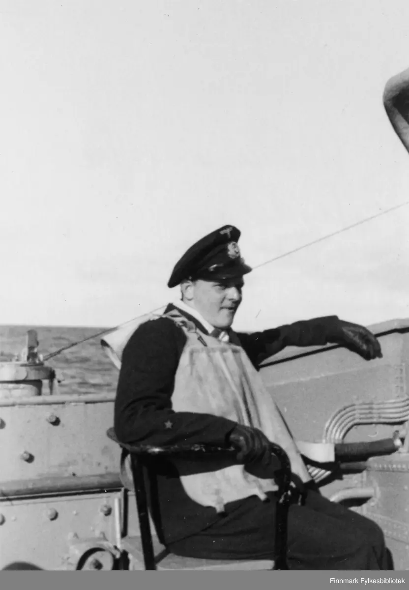Overfenrik Seidel, kommandant på motorminesveiperen "R 156" ved 7. motorminesveiperflotilje (7. R-Fl). Foto tatt på brua i 1943. 