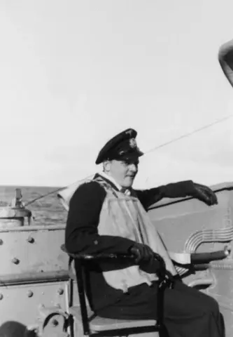 Overfenrik Seidel, kommandant på motorminesveiperen "R 156" ved 7. motorminesveiperflotilje (7. R-Fl). Foto tatt på brua i 1943.
