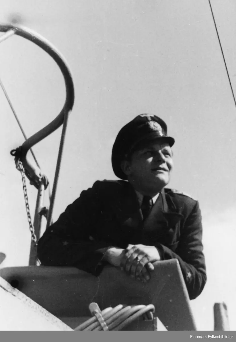 Stabsoverstyrmann Seeger, kommandant på motorminesveiperen "R 157" ved 7. motorminesveiperflotilje (7. R-Fl). Foto tatt på brua i 1943. 