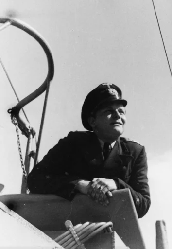 Stabsoverstyrmann Seeger, kommandant på motorminesveiperen "R 157" ved 7. motorminesveiperflotilje (7. R-Fl). Foto tatt på brua i 1943.