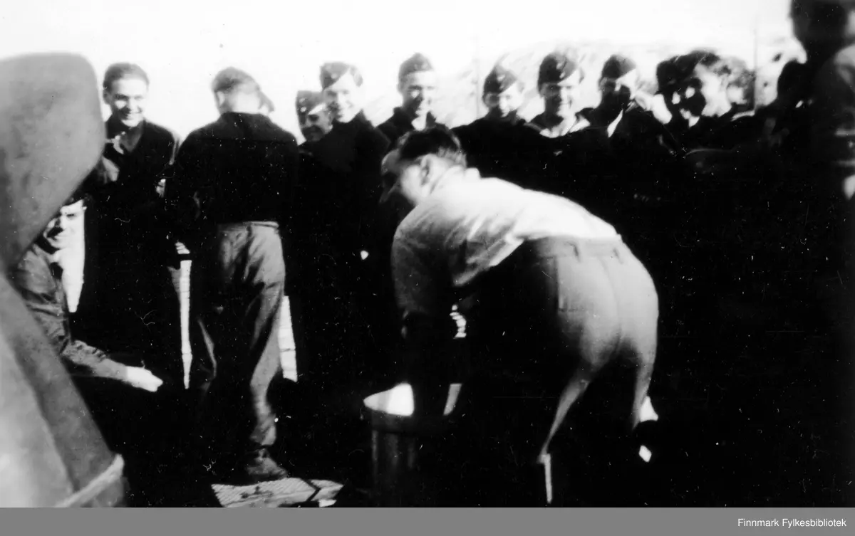 Arbeidsoppgaver ved 7. motorminesveiperflotilje (7. R-Fl). Fototekst: "Einer arbeitet, 20 sehen zu!" ("En jobber mens 20 ser på!").