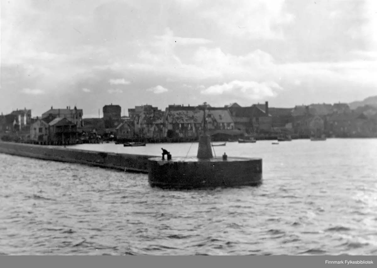 Østre moloarm og del av Vestervågen i Vardø sett fra et tysk marinefartøy i 1944.