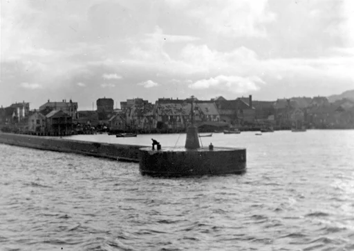 Østre moloarm og del av Vestervågen i Vardø sett fra et tysk marinefartøy i 1944.