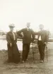 Fru Elisabeth Bergstedt, hennes make kronolänsman Albert Bergstedt och deras vän, stadsfiskal Filip Rehnström, Växjö, poserar vid en 
brygga med en ångbåt, trol. vid Evedal.