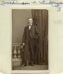 Porträtt av Nils Joachimsson. Bördig från Strå församling kom han att avlägga kameralexamen vid Uppsala universitet 1855. Därefter följde han sin fars yrkesbana som kronofogde i Hanekind och Åkerbo härader. Från 1881 landskamrer vid Länstyrelsen i Linköping. Gift 1860 med Hilma Stånggren. Foto omkring 1865.