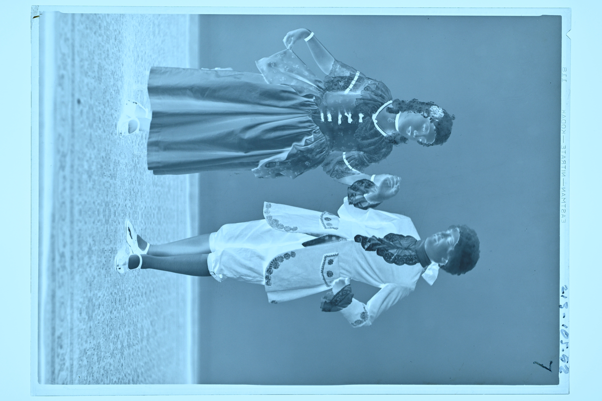 Ett par i scenkläder.