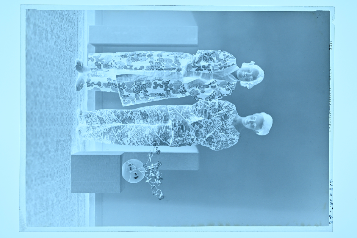 Två flickor i kinadräkter.