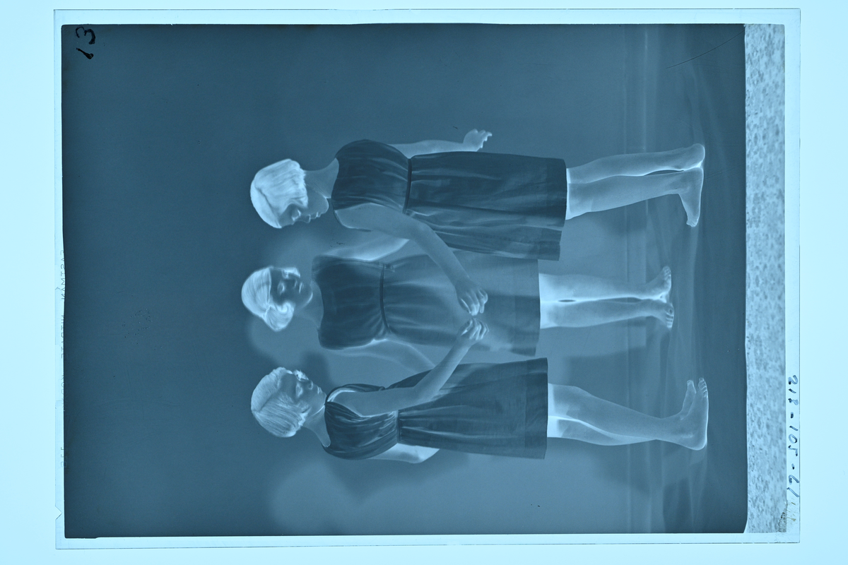 Tre flickor stående i ring.