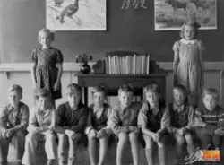 Skolklass Ljusne Bruk skola Söder Ljusne 1942.

Första raden