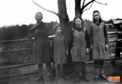 Systrarna Forsberg Storberget, Ljusne.

Från vänster:
1. Mär