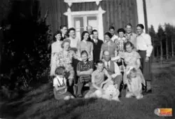 Barnen på främre raden från vänster:
1. Sonja Strandberg
2. 