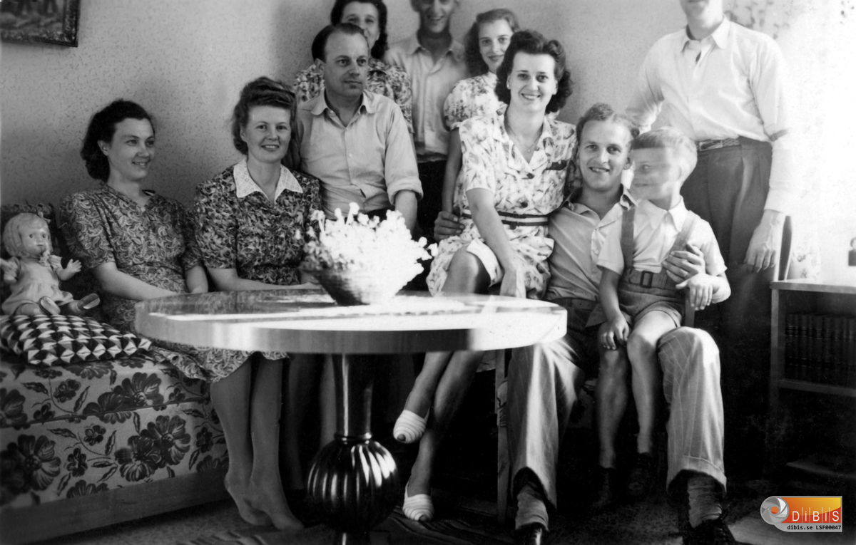 Från vänster:
1. Elsa Sköld
2. Elin Sköld
3. Hugo Sköld

Övriga okända