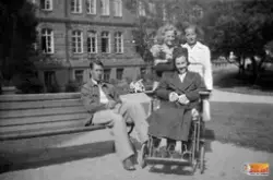 Vid Serafimerlasarettet på Kungsholmen i Stockholm.

Främre 