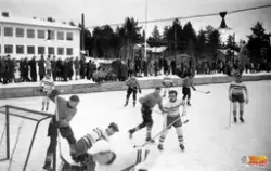 Hockeymatch förmodligen på F-15.
Laik har enfärgade tröjor
L