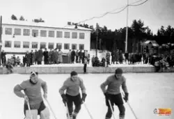 Hockeymatch förmodligen på F-15
Från vänster:
1.Målvakt Olle