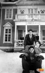 På farstukvisten till vänster står Curt Carlsson och till hö