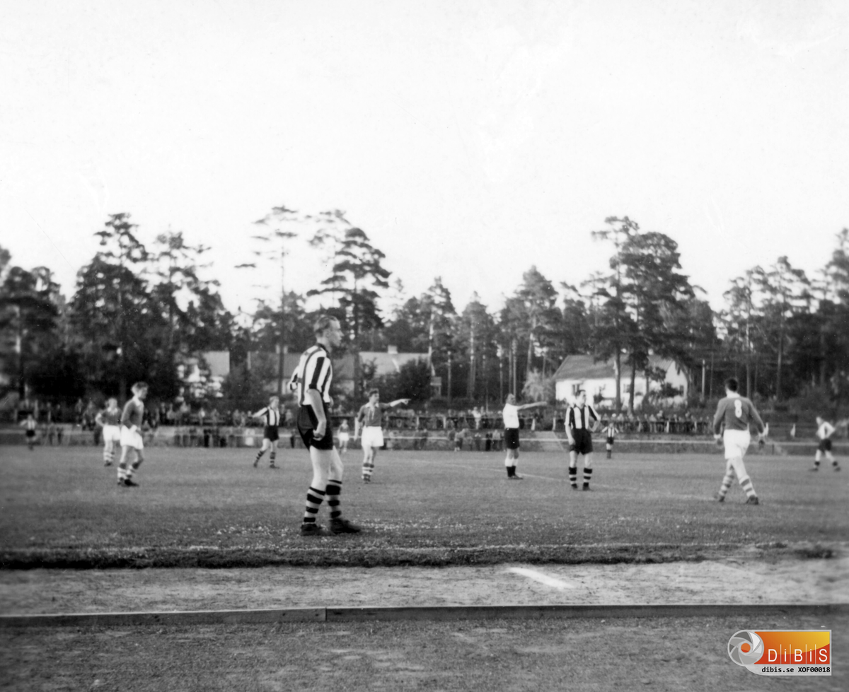 Fobollsmatch på Ljusneborg, Ljusne, Laik iklädd randiga tröjor.
Curt Carlsson närmast kameran och Rune Karlsson håller armen i midjan.