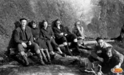 Fotot är taget på Gussiberget, Ljusne.
Mannen sittandes läng