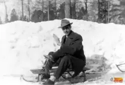 Curt Karlsson på en kälke.