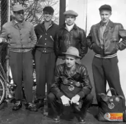 Sittande är Curt Karlsson.
Står från vänster:
1. Birger Ande