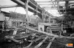 Bilden visar en del av förstörelsen när boardfabriken i Ljus