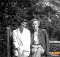 Till vänster Ann-Marie Erlandsson och till höger Gerd Karlss