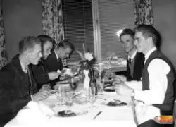 På vänster sida närmast kameran:
1. Sture Erlandsson
2. Sven