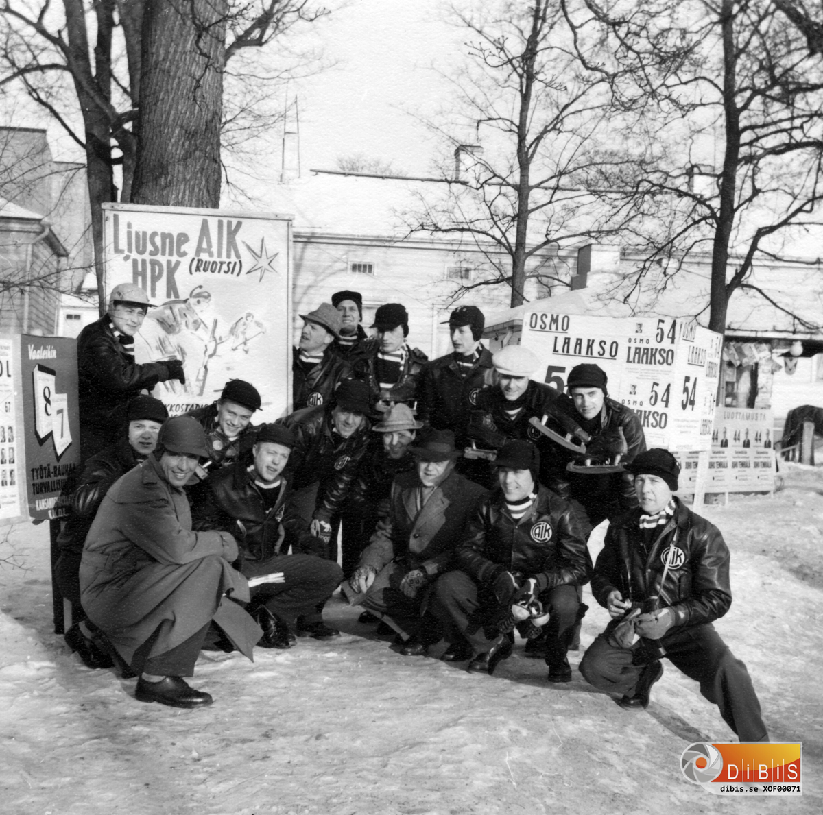 Ljusne AIK:s ishockeylag på turné i Finland, 22/2 till 1/3 1954
Främre raden från vänster:
1. Carl-Hugo Rothelius
2. Carl-Olof Florin
3. Finsk ledare i hatt och rock.
4. Gunnar Dunder
5. Oskar Dunder
Mellanraden från vänster:
1. Sture Erlandsson
2. Carl-Einar Lundgren
3. Olle Nyquist
4. Rolf "Pegas" Pettersson
5. Åke Sjödin - Ljus keps
6. Curt Carlsson
Bakre raden från vänster:
1. Lennart Andersson
2. Olle Myhrman
3. Bror Nordin
4. Börje Elofsson
5. Martin Nordin