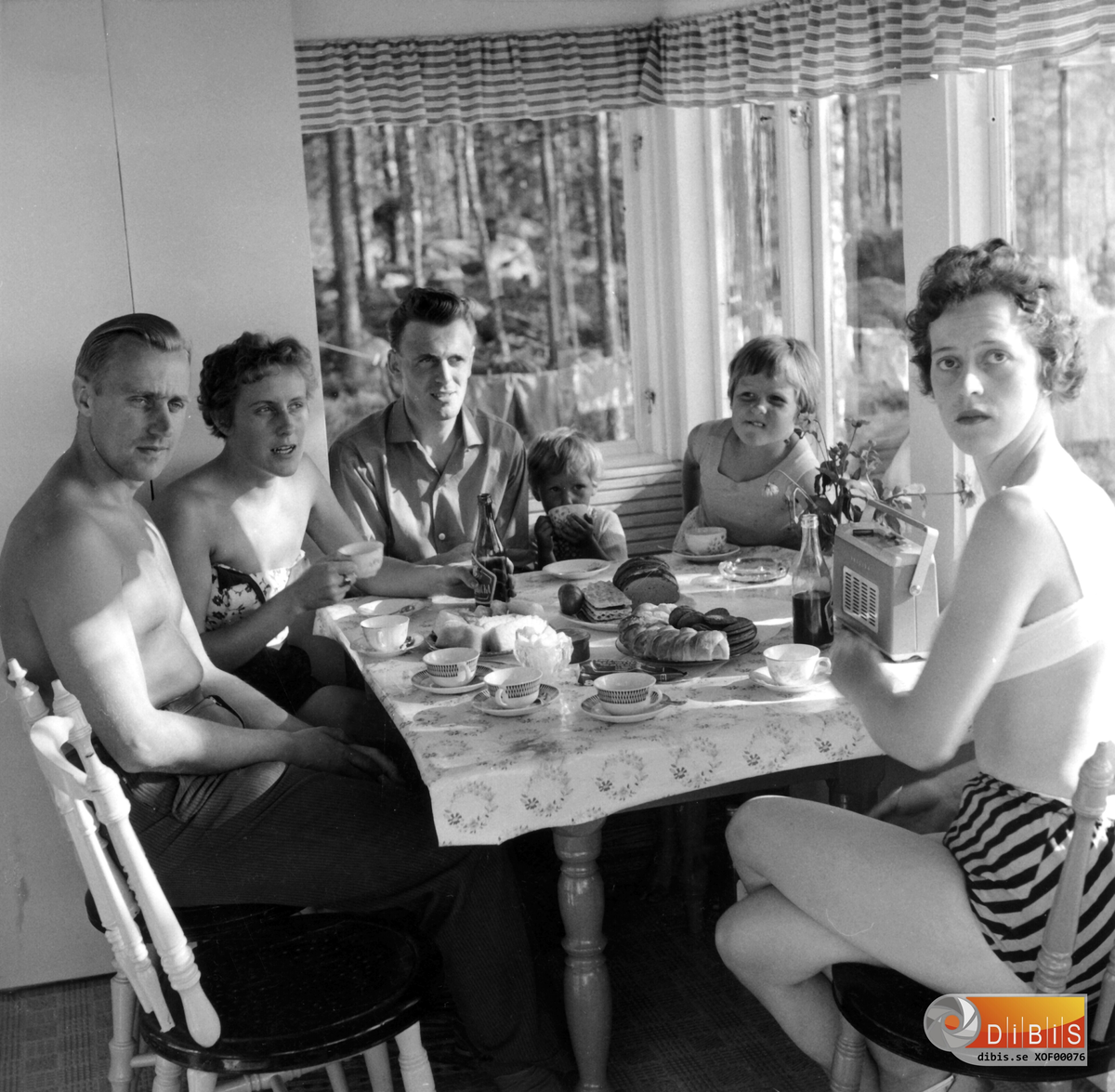 Från vänster:
1. Curt Karlsson
2. Gerd Karlsson född Gerd Söderholm
3. Tage Jonsson "Bjacken"
4. Monica Nordin
5. Elisabeth Nordin
6. Maj-Britt Hedlund (gift med Tage Jonsson)

Elisabet och Monica Nordin, systerbarn till Tage Jonsson.