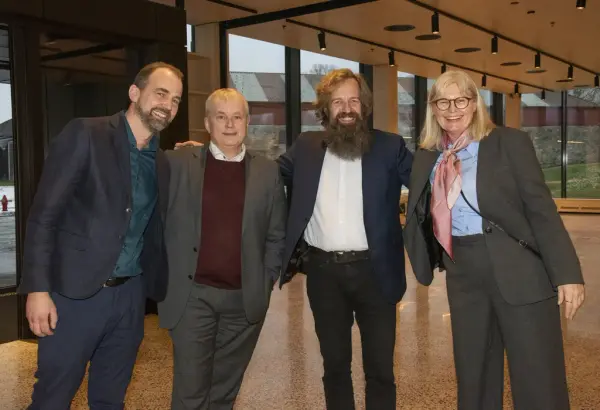 Prosjektleder Magnus Sempler Holte, styreleder i Anno, Knut Storberget, avdelingsdirektør Per Øyvind Riise og Hamarordfører Vigdis Stensby holder armene om hverandre og smiler bredt.