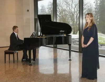 Ingrid Høivik Bjørkås synger opera og Olav Egge Brandal akkompagnerer på flygel, begge er fra Ringsakeroperaen