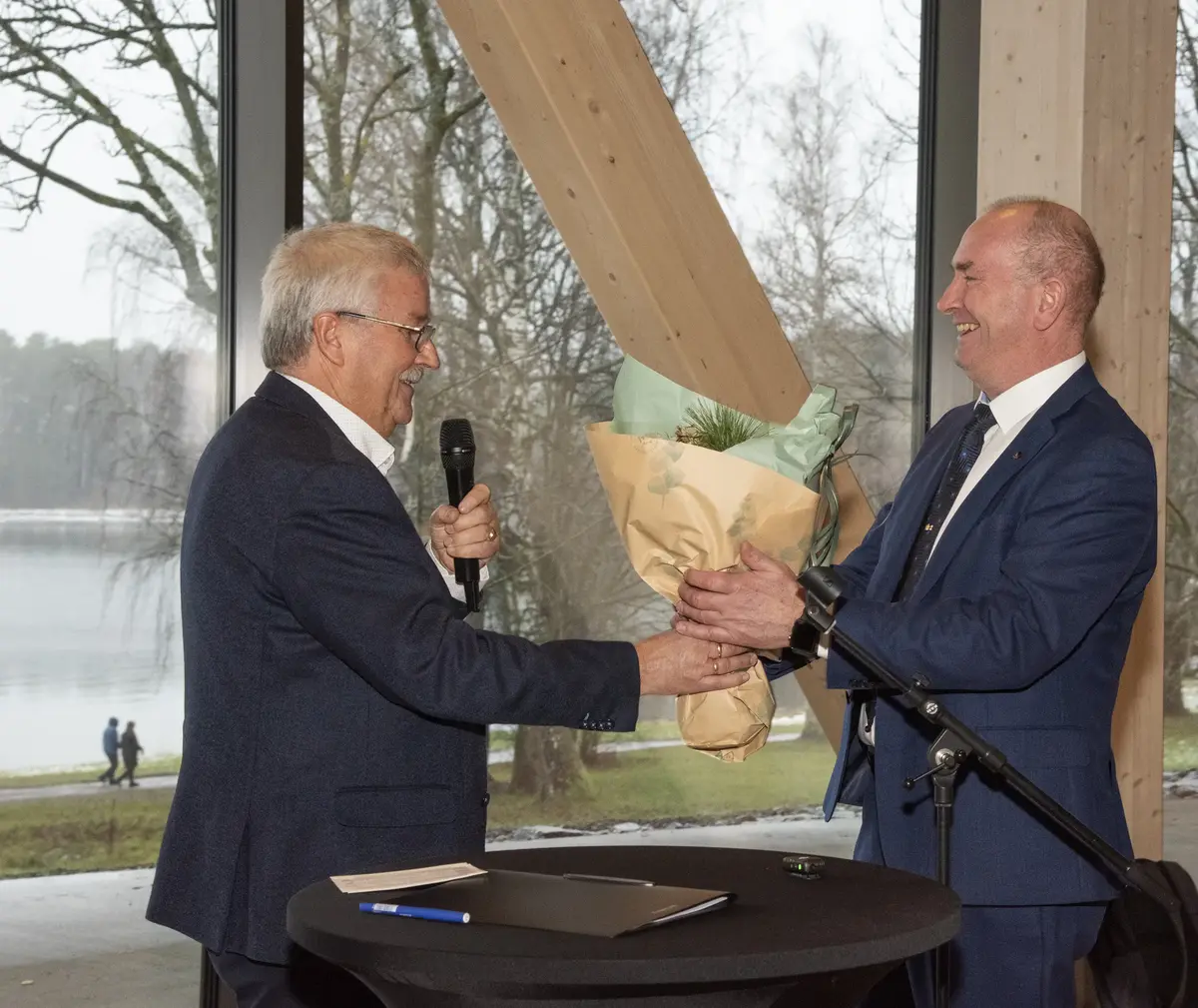 Styreleder i Sparebankstiftelsen Hedmark, Richard Heiberg, overleverer gratulasjonsblomster til Sven Inge Sunde i Anno.