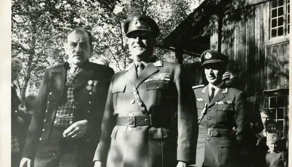 Hauge i bunad, kongen i uniform