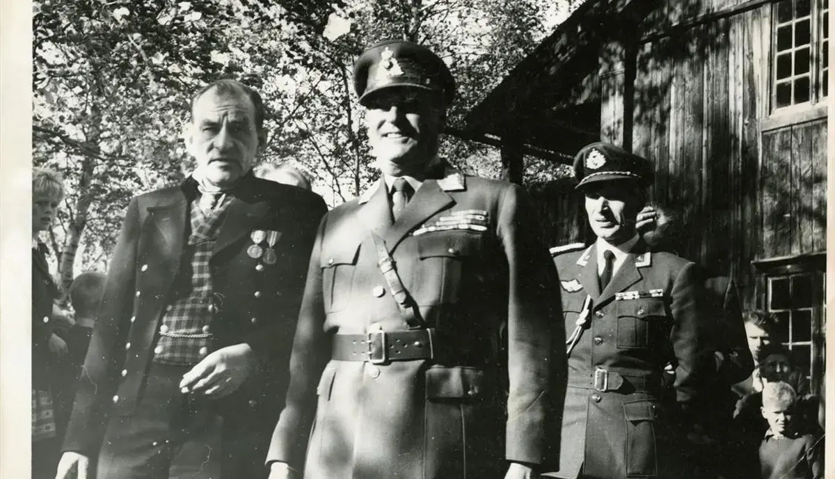 Hauge i bunad, kongen i uniform