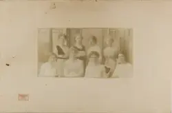 Gruppefotografi. 8 kvinner