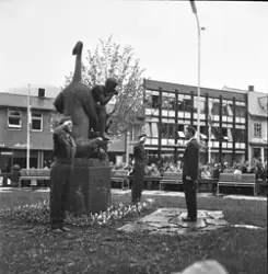 Jubileumsutstillingens åpning. Kronprins Harald legger ned k