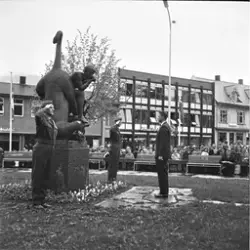 Jubileumsutstillingens åpning. Kronprins Harald legger ned k