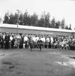 Jubileumsutstillingens åpning. Kronprins Harald og hans adju