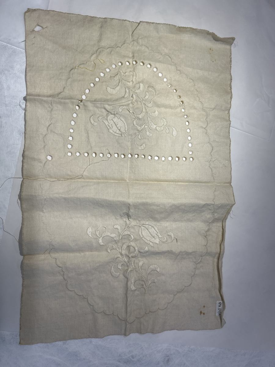 Uferdig håndarbeid med brolderte blomster.