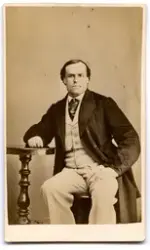 Porträtt på en man i helfigur.