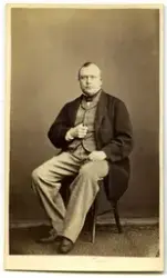 Porträtt på en man i helfigur.