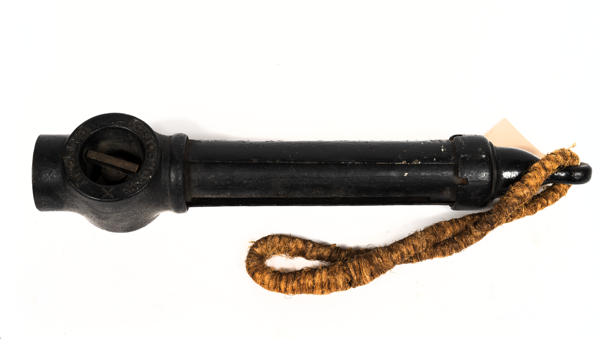 Djuplod av järn med klädd stropp. Centrumrör av glas på mässingsskala med skyddskåpa och bottenventil.